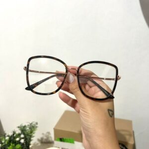Clássica e sofisticada, nossa Armação Gatinho Arredondada combina estilo e moda. Esta armação é perfeita para quem procura um visual moderno e atemporal. Esta é a escolha ideal para quem deseja destacar sua personalidade com um toque de glamour.