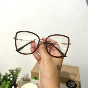 Clássica e sofisticada, nossa Armação Gatinho Arredondada combina estilo e moda. Esta armação é perfeita para quem procura um visual moderno e atemporal. Esta é a escolha ideal para quem deseja destacar sua personalidade com um toque de glamour.