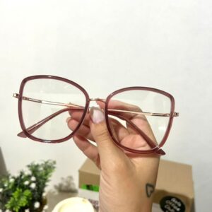 Clássica e sofisticada, nossa Armação Gatinho Arredondada combina estilo e moda. Esta armação é perfeita para quem procura um visual moderno e atemporal. Esta é a escolha ideal para quem deseja destacar sua personalidade com um toque de glamour.