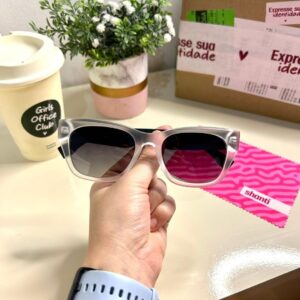 Com sua cor translucido e formato retangular, é a escolha perfeita para quem busca um visual elegante e moderno. 