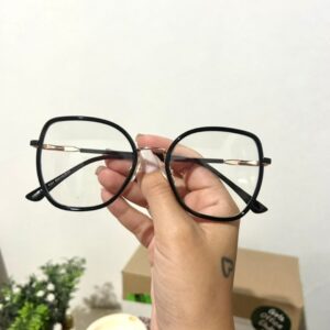 Clássica e sofisticada, nossa Armação Arredondada combina estilo e moda. Esta armação é perfeita para quem procura um visual moderno e atemporal. Esta é a escolha ideal para quem deseja destacar sua personalidade com um toque de glamour.