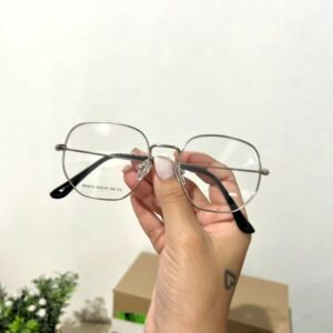 Com seu formato elegante e sofisticado, essa armação acrescenta um toque de glamour ao seu visual. Além disso, o formato Hexagonal favorece diversos tipos de rosto e estilos de look.