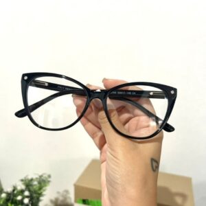 Realce seu estilo com a nossa Armação Clip On Gatinho Arredondada Preto! Este design encantador combina a forma clássica de gatinho com uma pitada de ousadia na cor rosa. Além disso, apresenta a funcionalidade prática de um clip-on, permitindo que você adicione facilmente lentes de sol quando necessário. Seja para um visual descontraído ou para um dia ensolarado, esta armação oferece elegância.