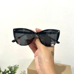 Realce seu estilo com a nossa Armação Clip On Gatinho Arredondada Preto! Este design encantador combina a forma clássica de gatinho com uma pitada de ousadia na cor rosa. Além disso, apresenta a funcionalidade prática de um clip-on, permitindo que você adicione facilmente lentes de sol quando necessário. Seja para um visual descontraído ou para um dia ensolarado, esta armação oferece elegância.