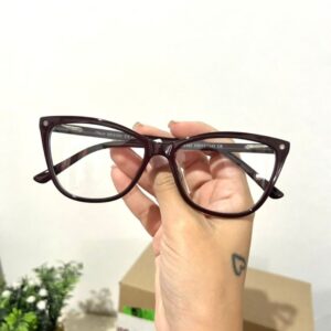 Realce seu estilo com a nossa Armação Clip On Gatinho Bordo! Este design encantador combina a forma clássica de gatinho com uma pitada de ousadia na cor rosa. Além disso, apresenta a funcionalidade prática de um clip-on, permitindo que você adicione facilmente lentes de sol quando necessário. Seja para um visual descontraído ou para um dia ensolarado, esta armação oferece elegância.