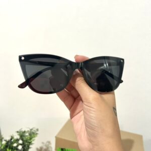 Realce seu estilo com a nossa Armação Clip On Gatinho Bordo! Este design encantador combina a forma clássica de gatinho com uma pitada de ousadia na cor rosa. Além disso, apresenta a funcionalidade prática de um clip-on, permitindo que você adicione facilmente lentes de sol quando necessário. Seja para um visual descontraído ou para um dia ensolarado, esta armação oferece elegância.