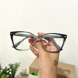 Realce seu estilo com a nossa Armação Clip On Gatinho Preto Translucido! Este design encantador combina a forma clássica de gatinho com uma pitada de ousadia na cor rosa. Além disso, apresenta a funcionalidade prática de um clip-on, permitindo que você adicione facilmente lentes de sol quando necessário. Seja para um visual descontraído ou para um dia ensolarado, esta armação oferece elegância.