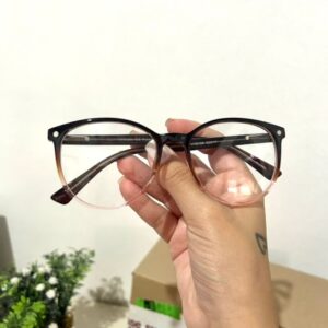 Realce seu estilo com a nossa Armação Clip On Arredondada Marrom! Este design encantador combina a forma clássica de gatinho com uma pitada de ousadia na cor rosa. Além disso, apresenta a funcionalidade prática de um clip-on, permitindo que você adicione facilmente lentes de sol quando necessário. Seja para um visual descontraído ou para um dia ensolarado, esta armação oferece elegância.