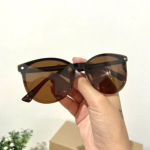 Realce seu estilo com a nossa Armação Clip On Arredondada Marrom! Este design encantador combina a forma clássica de gatinho com uma pitada de ousadia na cor rosa. Além disso, apresenta a funcionalidade prática de um clip-on, permitindo que você adicione facilmente lentes de sol quando necessário. Seja para um visual descontraído ou para um dia ensolarado, esta armação oferece elegância.