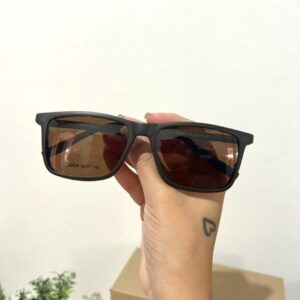 Realce seu estilo com a nossa Armação Clip On Arredondada Marrom! Este design encantador combina a forma clássica de gatinho com uma pitada de ousadia na cor rosa. Além disso, apresenta a funcionalidade prática de um clip-on, permitindo que você adicione facilmente lentes de sol quando necessário. Seja para um visual descontraído ou para um dia ensolarado, esta armação oferece elegância.