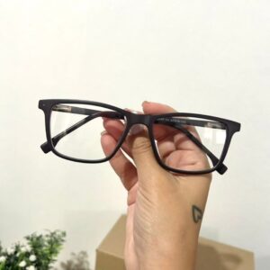 Realce seu estilo com a nossa Armação Clip On Retangular Preto! Este design encantador combina a forma clássica de gatinho com uma pitada de ousadia na cor rosa. Além disso, apresenta a funcionalidade prática de um clip-on, permitindo que você adicione facilmente lentes de sol quando necessário. Seja para um visual descontraído ou para um dia ensolarado, esta armação oferece elegância.