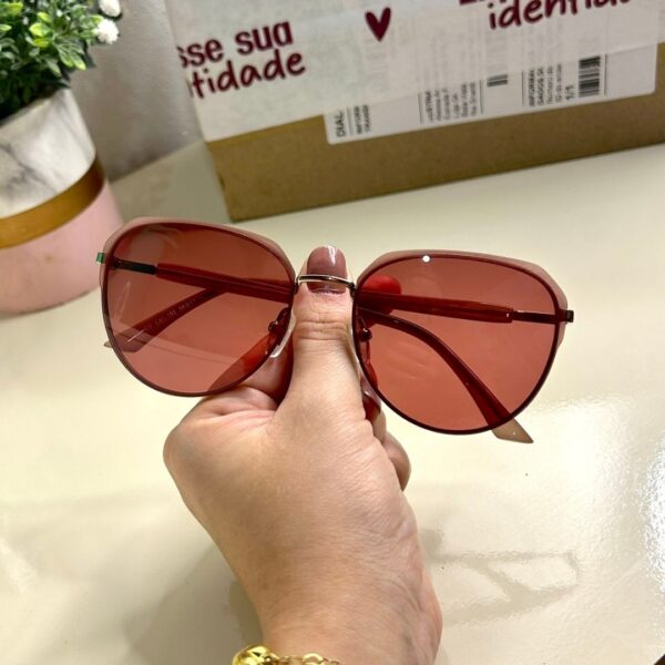 Com sua cor Vermelho e formato arredondado, é a escolha perfeita para quem busca um visual elegante e moderno. 